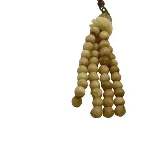 Shell chip dangle earrings - Picture 2 of 3